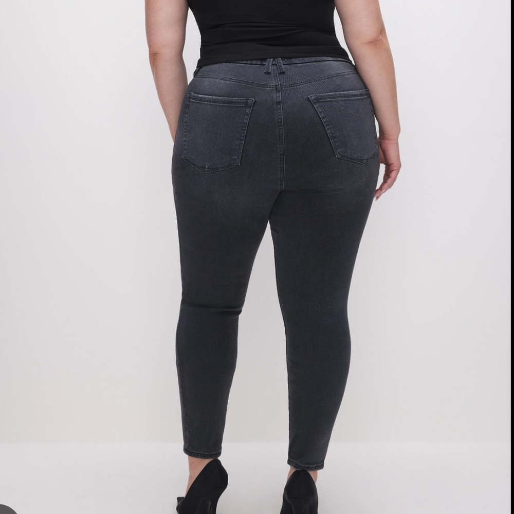 Good American good legs skinny jeans with details around the knees!